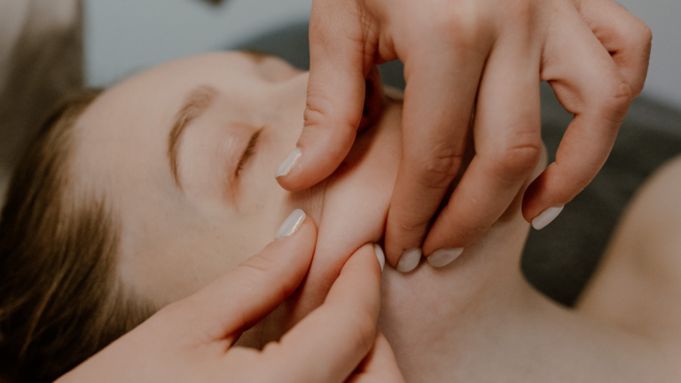 Odkryj Moc Masażu Cypryjskiego – Naturalna Terapia dla Ciała i Ducha